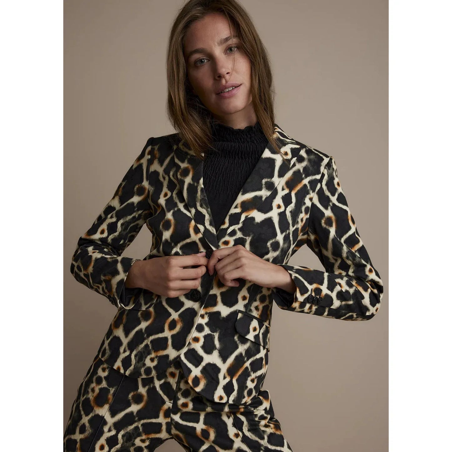 A fitted blazer made from a stretch cotton fabric featuring welt pockets with flaps. The blazer has an all-over print and a button fastening with two tone-on-tone buttons.