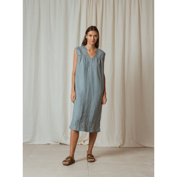 STRAIGHT DRESS IN HEMP WITH TONE-TO-TONE LACE INSERTS - V-shaped neckline and partial button fastening - Lace insert details on top and bottom hem - Straight, slightly loose fit - Below the knee length - From our Terra selection 100% HEMP WO