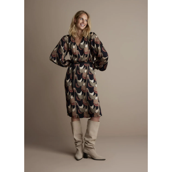 Dress with Art Deco print made from a supple viscose fabric with a belt at the waist. The knee-length dress features a V-neck and slight puff sleeves with partly smocked cuffs.