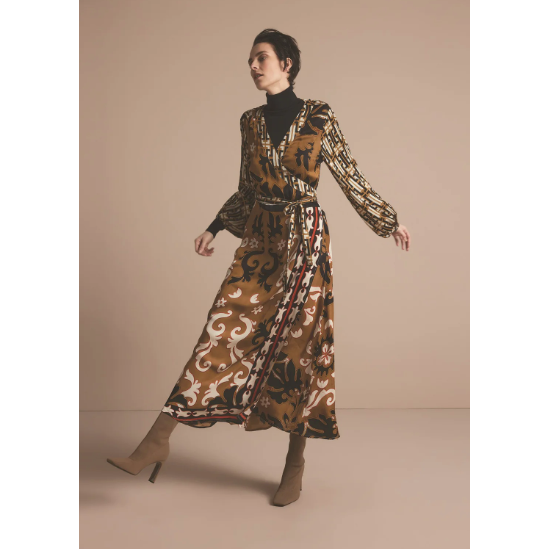 This long, calf-length wrap dress with bold print falls loosely around your body. The balloon sleeves accentuate the hips, which is enhanced by the wrap fastening at the waist. The sleeves and framing of the deep V-neck feature a contrasting print in the same colour scheme.