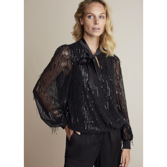 Top with patch fringing and small sequins. The relaxed top has long sleeves with smocked cuffs, a round neck with a slit and a silky touch bow collar.