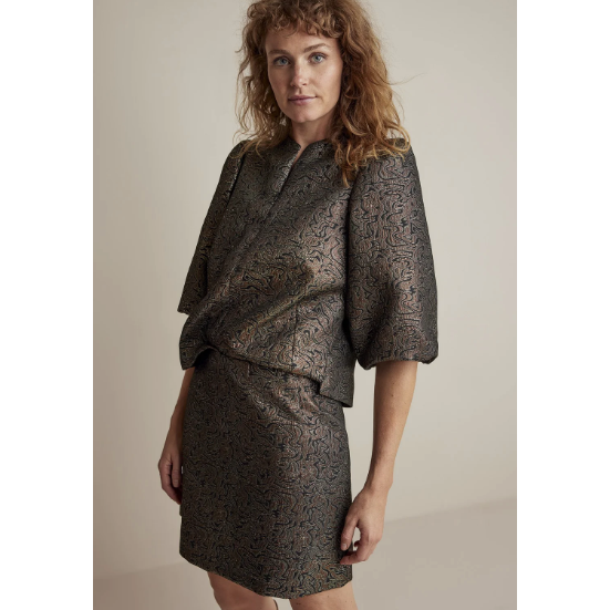 Shiny Jacquard top in with puff sleeves to the elbow and a wide neckline with a concealed zip in the middle. This fitted top is fully lined and features small side slits.