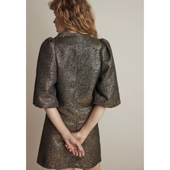 Shiny Jacquard top in with puff sleeves to the elbow and a wide neckline with a concealed zip in the middle. This fitted top is fully lined and features small side slits.