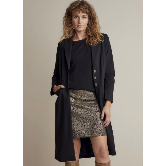 Short, shiny Jacquard skirt with a concealed zip in the middle at the back. The skirt falls to the thigh and is fully lined.
