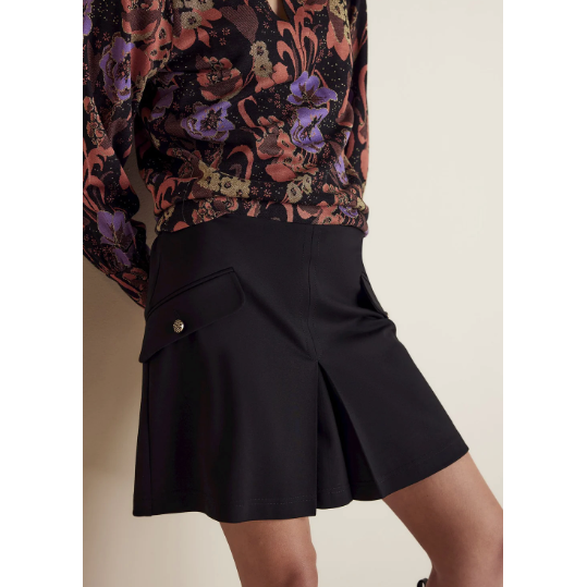 Short skirt made from comfortable Punto Milano fabric, featuring a Summum elastic at the back of the waist. The skirt has a box pleat at the front and back and flap pockets featuring gold-coloured buttons at the front.