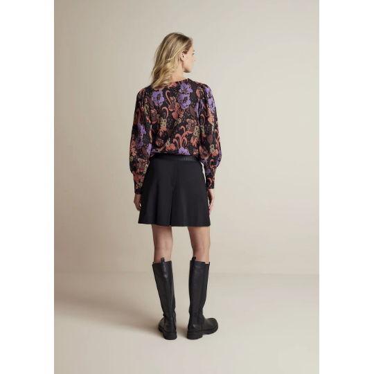 Short skirt made from comfortable Punto Milano fabric, featuring a Summum elastic at the back of the waist. The skirt has a box pleat at the front and back and flap pockets featuring gold-coloured buttons at the front.