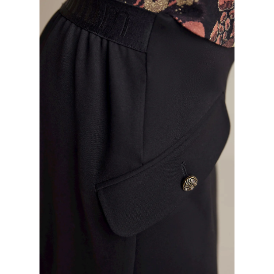 Short skirt made from comfortable Punto Milano fabric, featuring a Summum elastic at the back of the waist. The skirt has a box pleat at the front and back and flap pockets featuring gold-coloured buttons at the front.