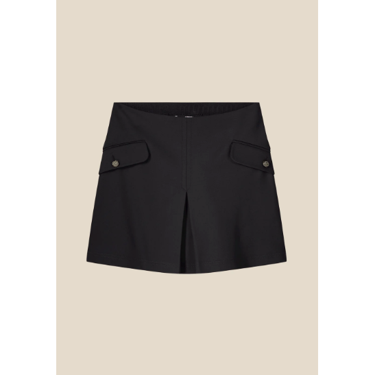 Short skirt made from comfortable Punto Milano fabric, featuring a Summum elastic at the back of the waist. The skirt has a box pleat at the front and back and flap pockets featuring gold-coloured buttons at the front.